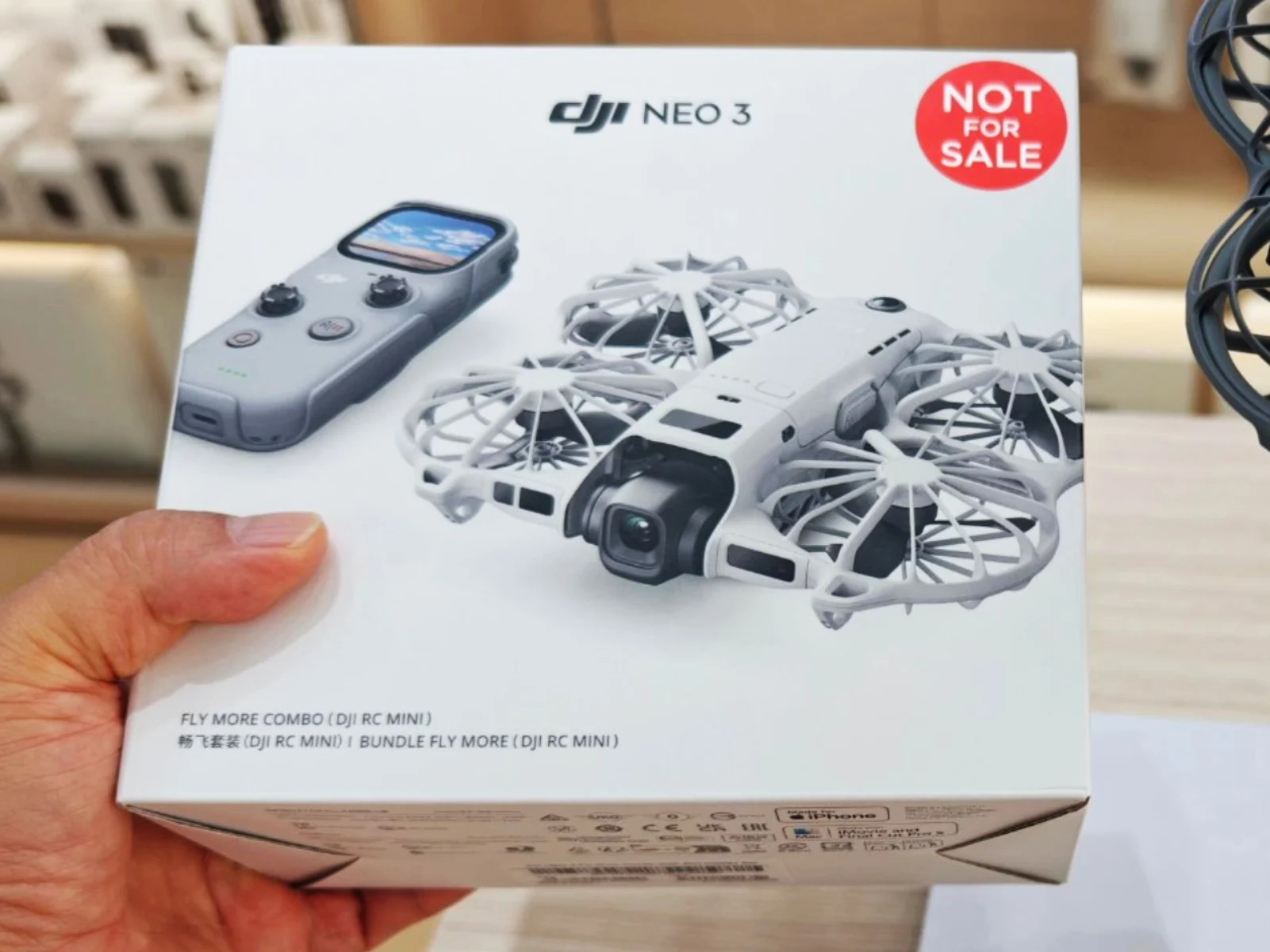 Photo d’une boîte attribuée au DJI Neo 3 Fly More Combo, montrant un drone blanc à hélices protégées et sa radiocommande. Authenticité non confirmée par DJI.