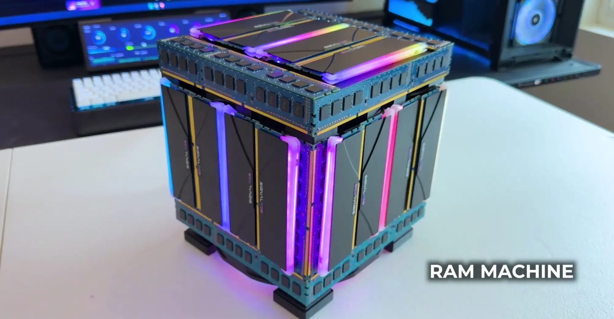 RAM Machine : 36 barrettes autour du PC, seulement 32 Go à l’intérieur
