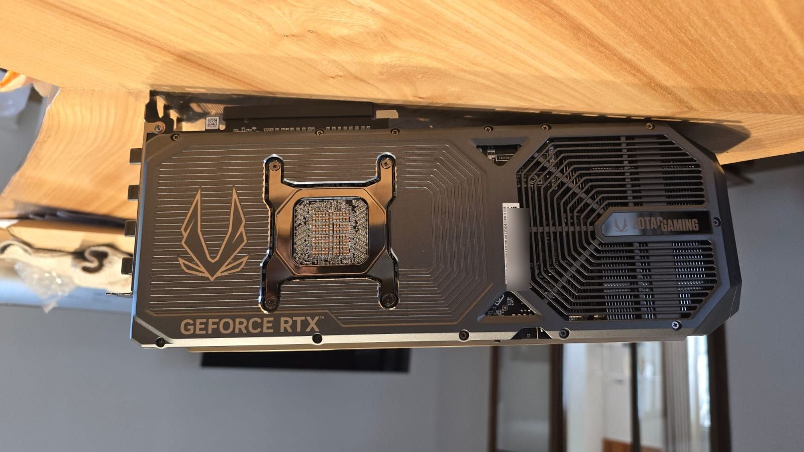 Backplate métallique de la Zotac RTX 5090 AMP Extreme Infinity