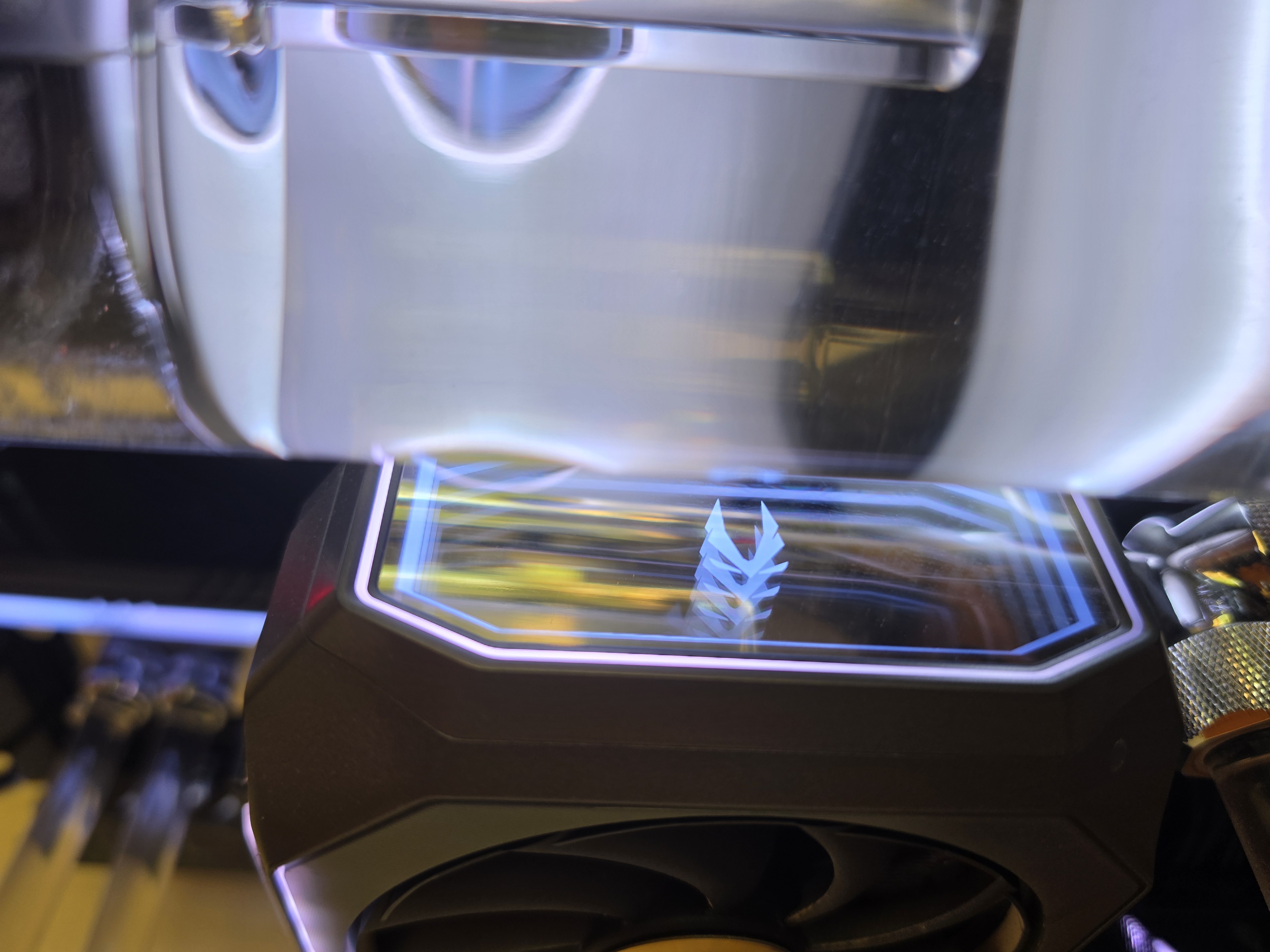 Éclairage Infinity Mirror de la Zotac RTX 5090 allumé dans le PC